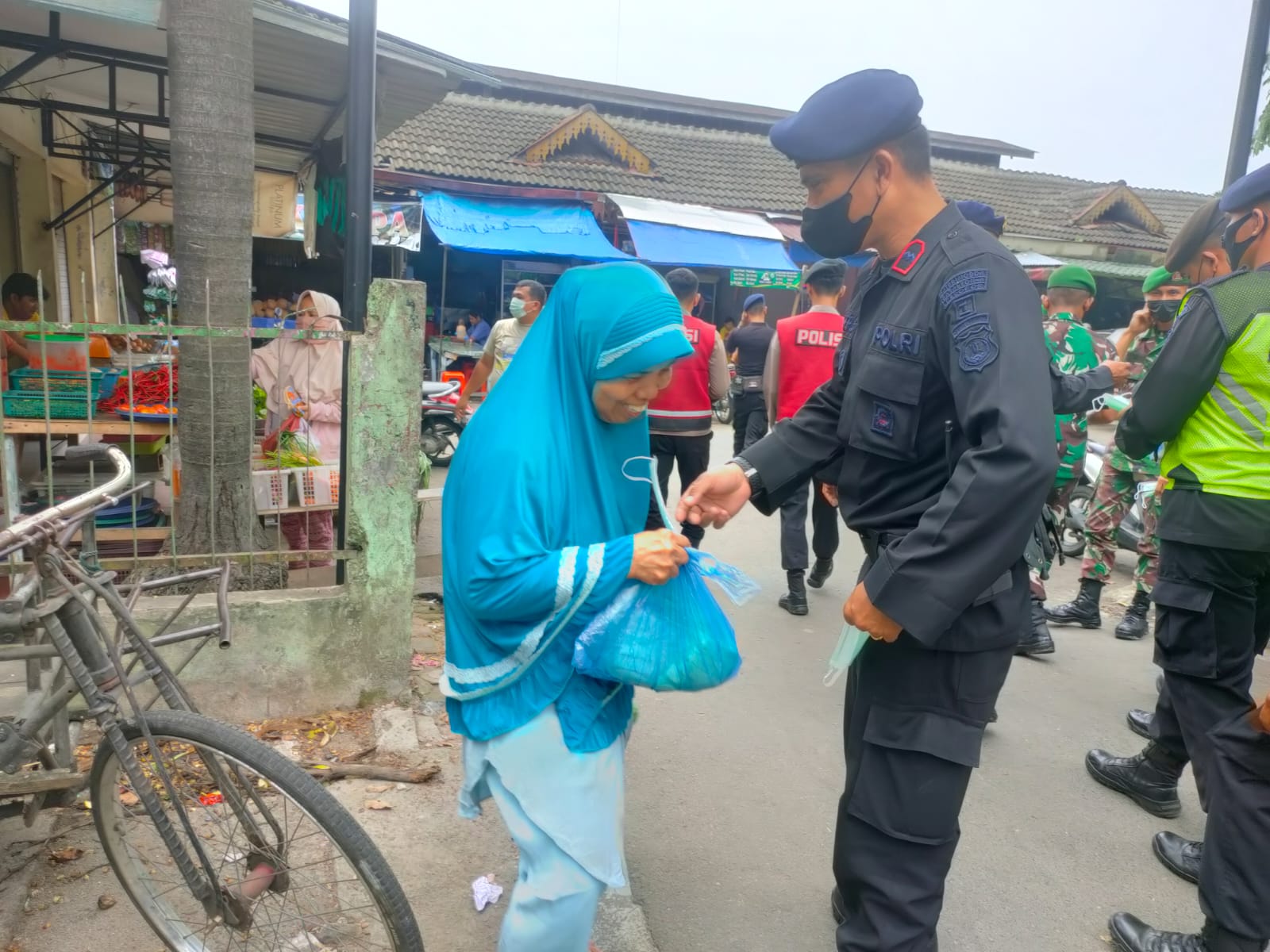 Jelang Ramadhan, Brimob Polda Sumut Bagikan Sembako dan Pendisiplinan Prokes di Kecamatan Medan Kota