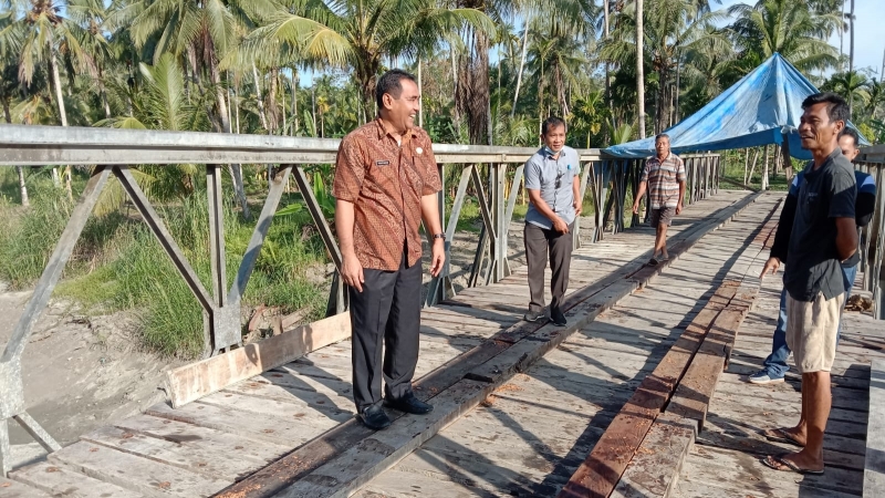 Kadis PUPR Nias Barat Tinjau Pembangunan Jembatan di Togimbuaya