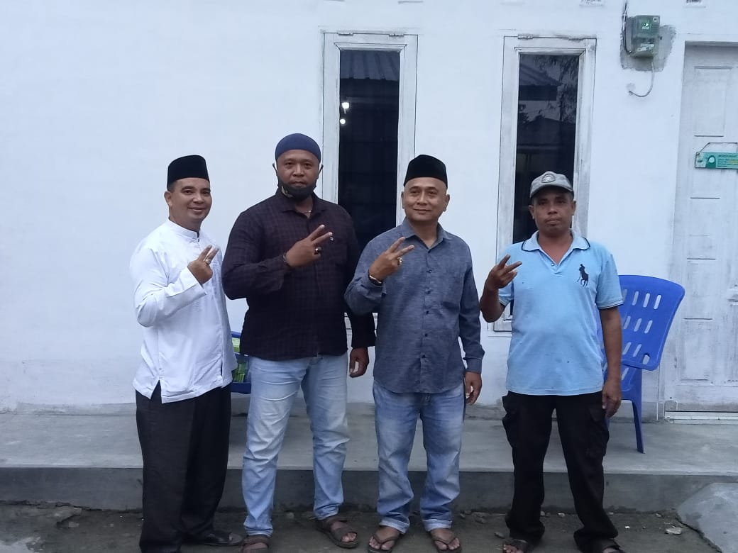 Calon Kades Edi Chandra Bukber Bersama Tokoh Agama dan Warga Desa Tanjung Sari