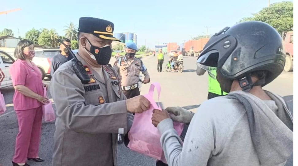 Polres Pelabuhan Belawan Berbagi Takzil Jelang Berbuka Puasa