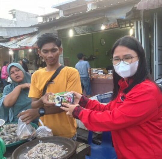 Margaret MS, Berbagi Takjil Di Bulan Suci Ramadhan.