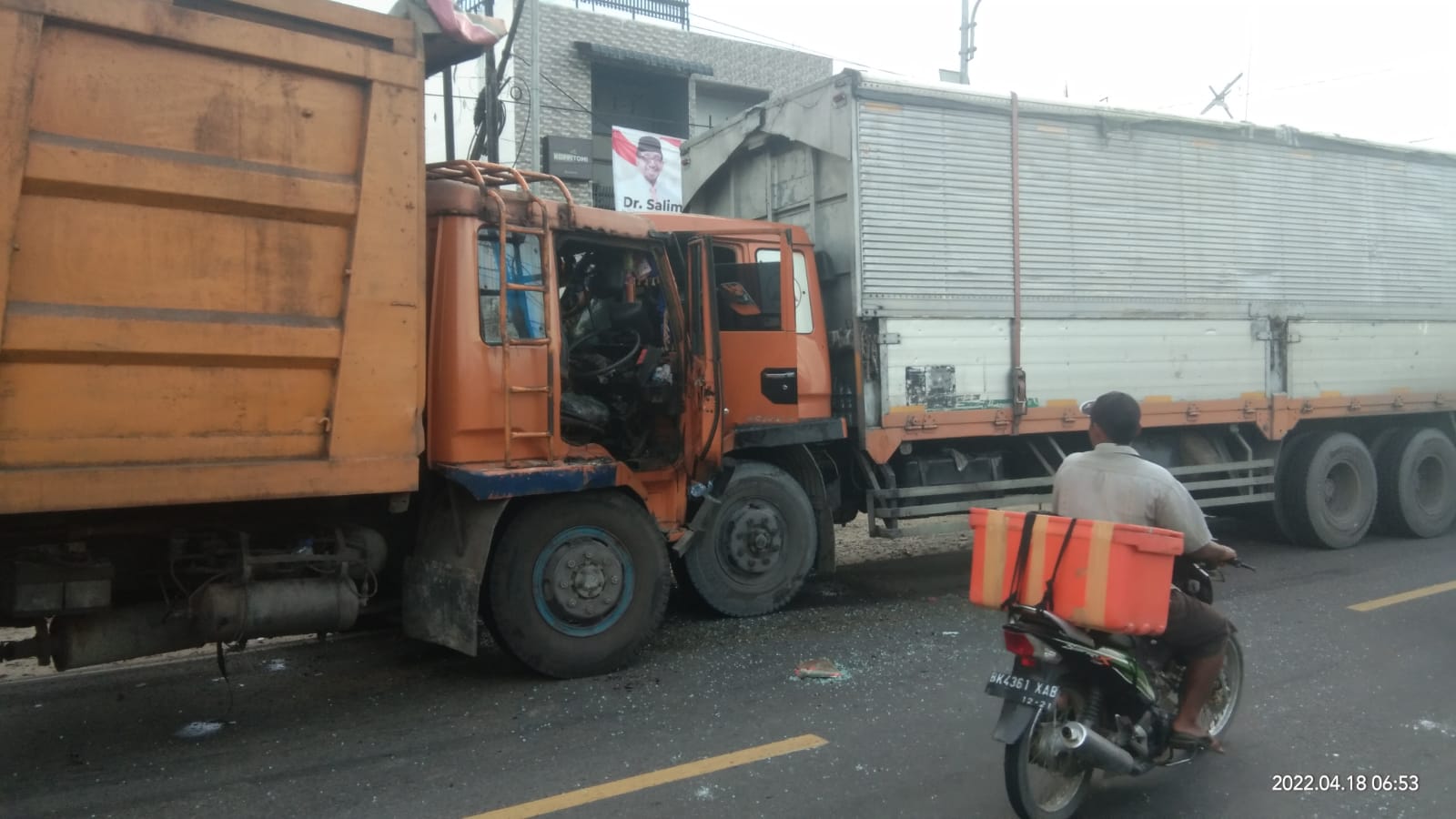 Brak !! Adu Kontra Dua Truk Di Jalinsum, Pengendara Motor Dan Penumpang Luka – luka