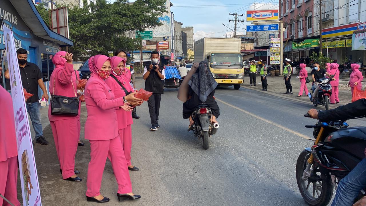 Berkah Ramadhan, Bhayangkari Polres Sergai Bagikan Takjil Gratis ke Pengguna Jalan