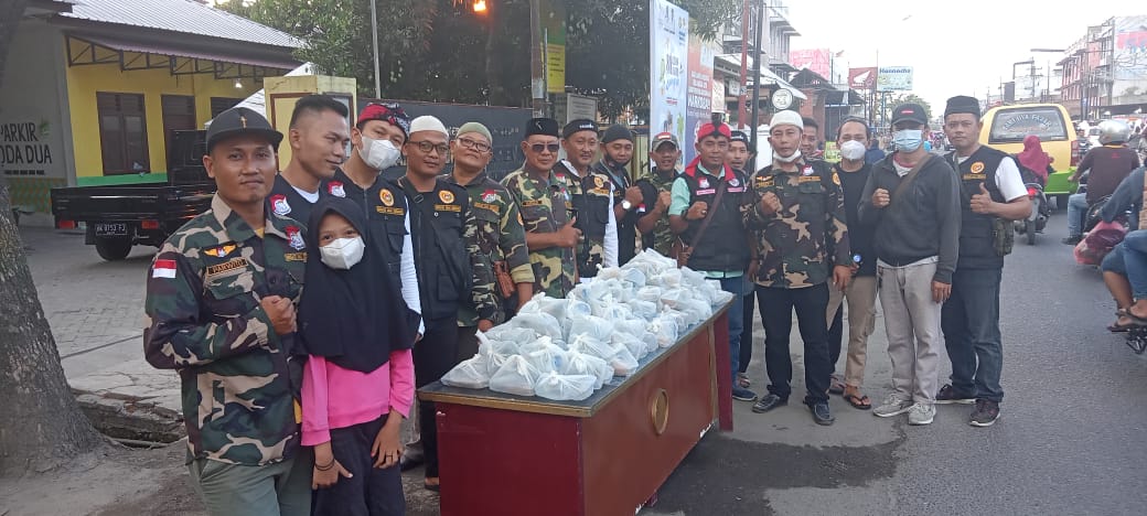 Pelaku Usaha, Snipers News dan BAS Bagikan Takjil Diakhir Ramadhan