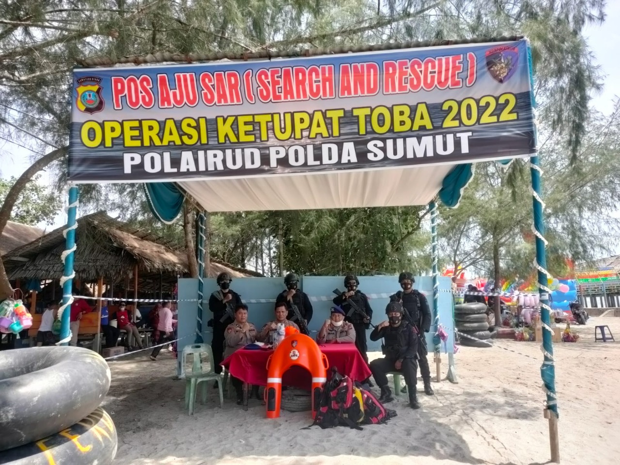 Berikan Rasa Aman, Brimob Polda Sumut Lakukan Patroli di Objek Wisata Pantai