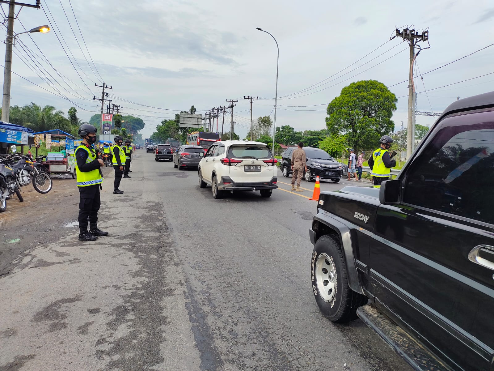 Cegah Penumpukan Arus Balik, Personil Brimob Polda Sumut Lakukan Penguraian Arus Lalin Bersama Unsur Terkait