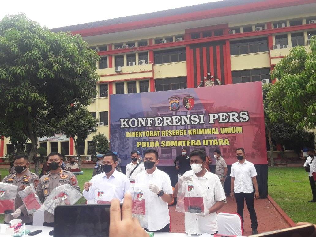 Polda Sumut Konferensi Pers Ungkap Kasus Pelemparan Minibus Sartika