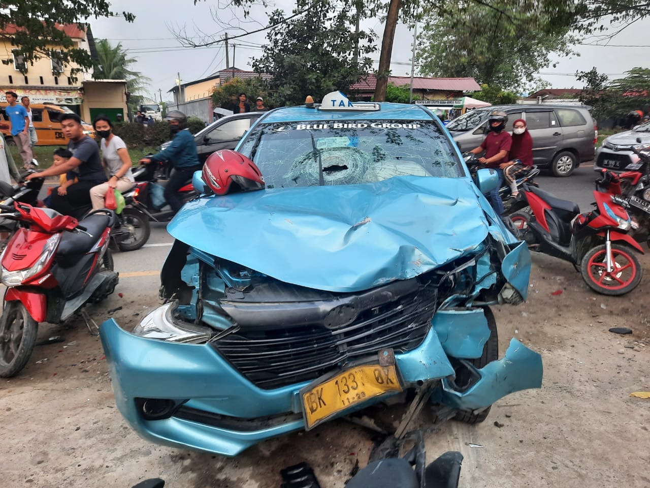 Taxi Blue Bird Hantam Sepmor dan Pejalan Kaki di Tamora, 1 Korban Tewas dan 1 Kritis