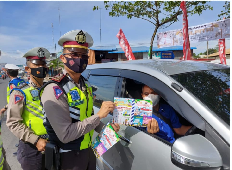 Melalui Kasat Lantas, Kapolres Pelabuhan Belawan Bagikan Souvenir Dan Service Kendaraan Gratis.