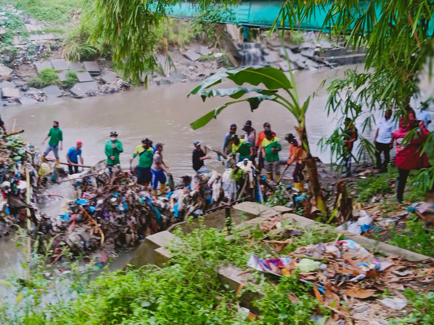 Walau Di Guyur Hujan , Camat Medan Deli Laksanakan Gotong Royong Massal