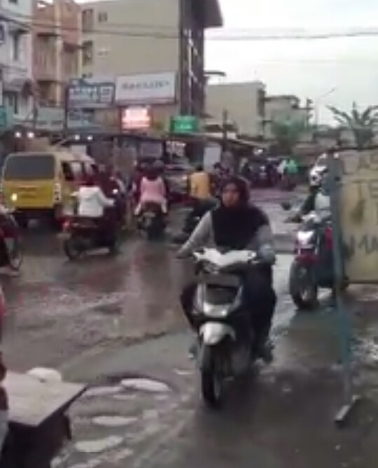 WARGA MEDAN UTARA MENDERITA KARNA JALAN RUSAK