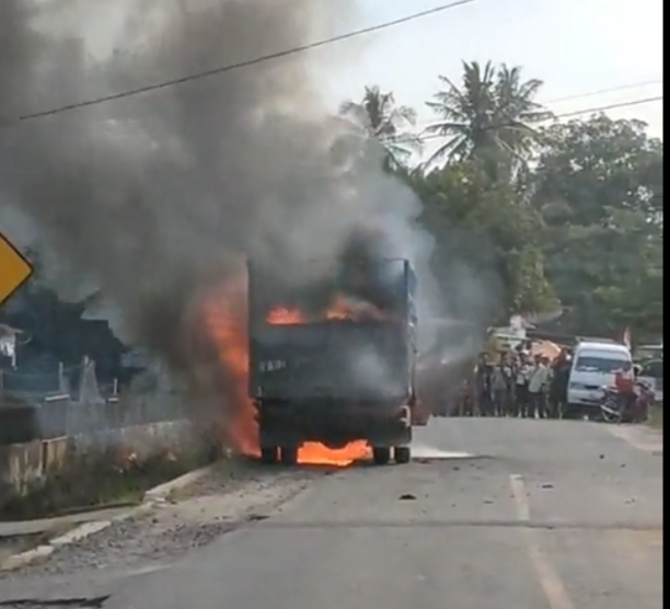 Satu Unit Truck Terbakar dan Meledak di Jalan Sibolga Barus