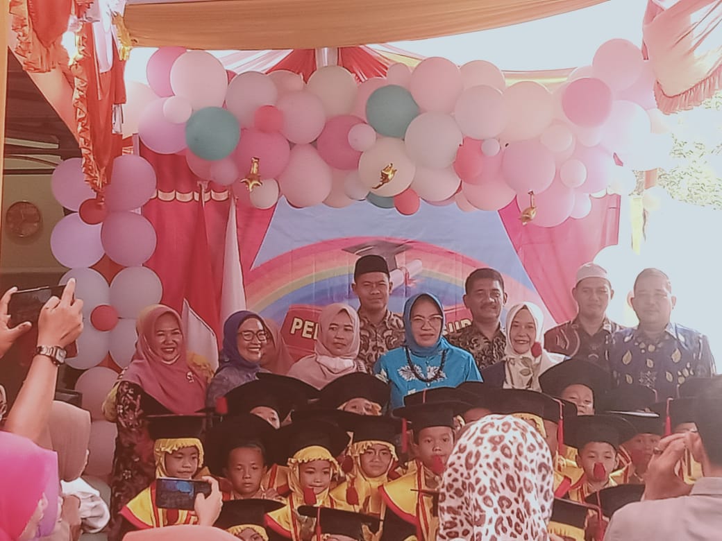 Istri Wabup DS Hadiri Wisuda Angkatan ke-1 Paud Al-Hidayah 