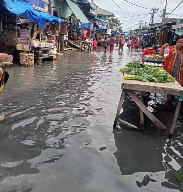 Banjir Rob Kembali Rendam Kota Belawan . Pemko Medan Di Duga Tutup Mata