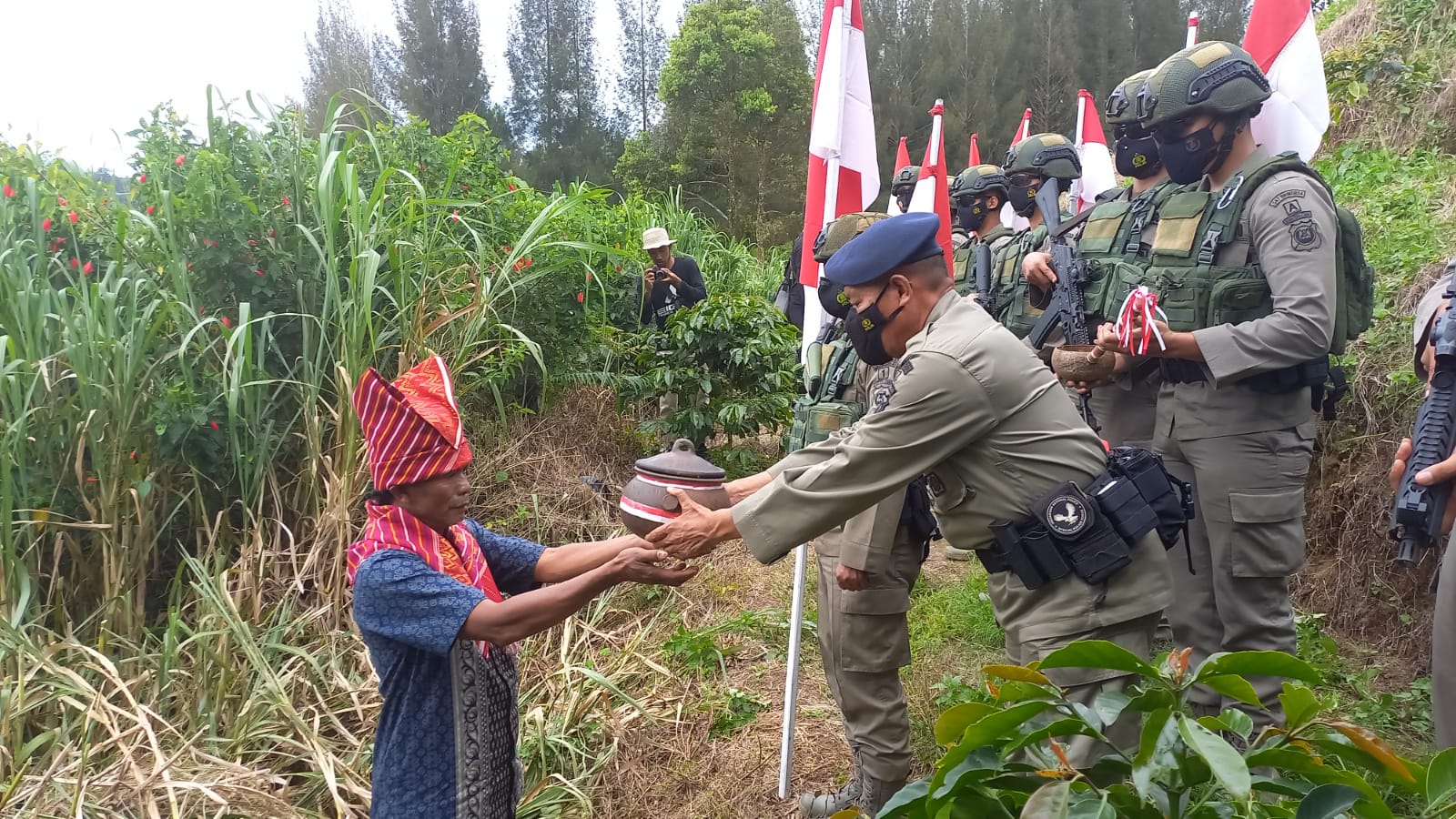 Sambut HUT Bhayangkara Ke-76, Batalyon A Brimob Sumut Ambil Air Suci di Lau Kawar