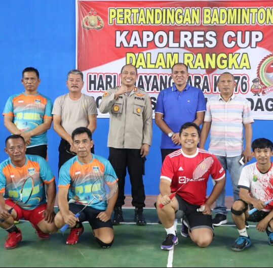 Sambut HUT Bhayangkara Ke 76, Kapolres Serdang Bedagai Resmi Membuka Pertandingan Badminton Cup.