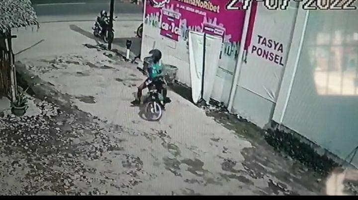 Beraksi di Siang Bolong Terduga Maling Bawa Kabur Hp Jenis Android Terekam CCTV