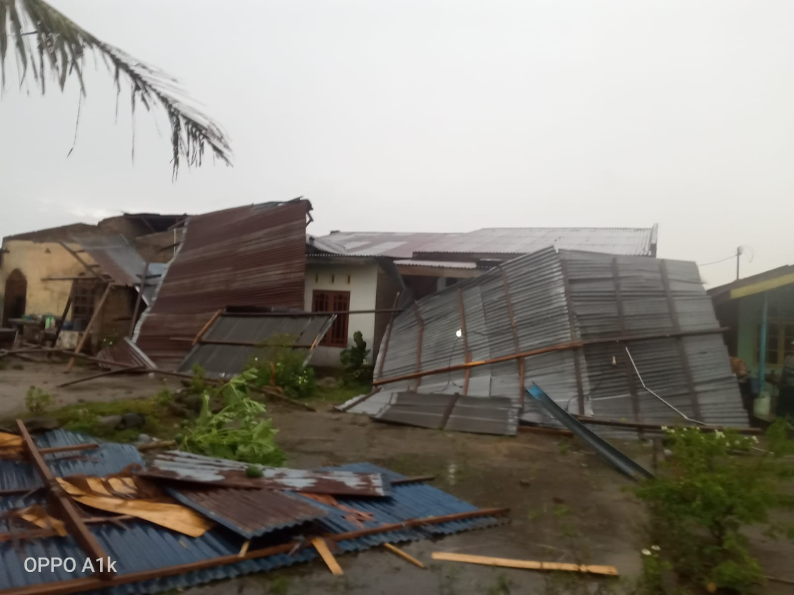 Puluhan Rumah Rusak Di Terjang Angin Puting Beliung Di Kec. Sei Bamban, Satu Warga Meninggal Tertimpa Pohon