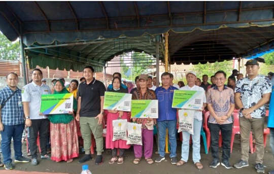 Karang Taruna Medan Serahkan 100 Kartu BPJS Kepada Masyarakat Belawan.