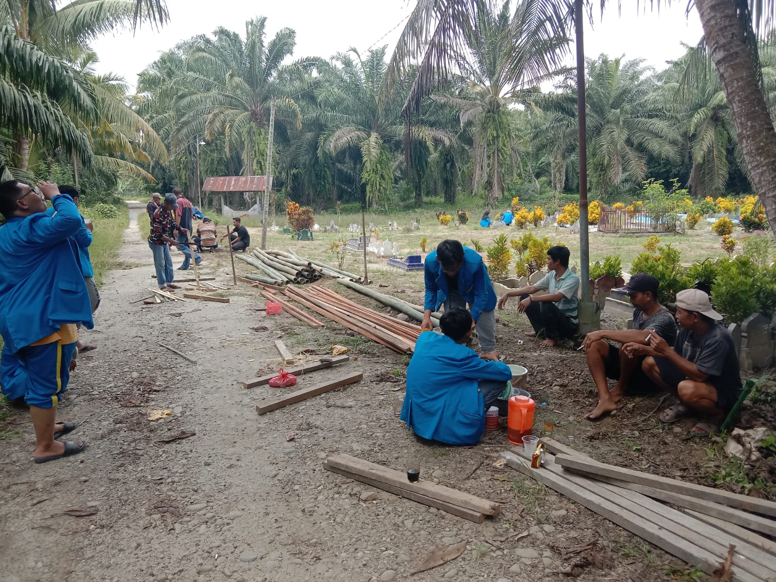 Bhakti Sosial KKN Mandiri Umsu Bersama Warga Bersihkan TPU KERAMAT Denai Lama