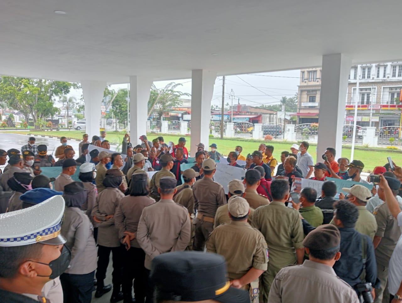 Copot Kadisdik Sergai!!!, Puluhan Wartawan Datangi Kantor Bupati Sergai