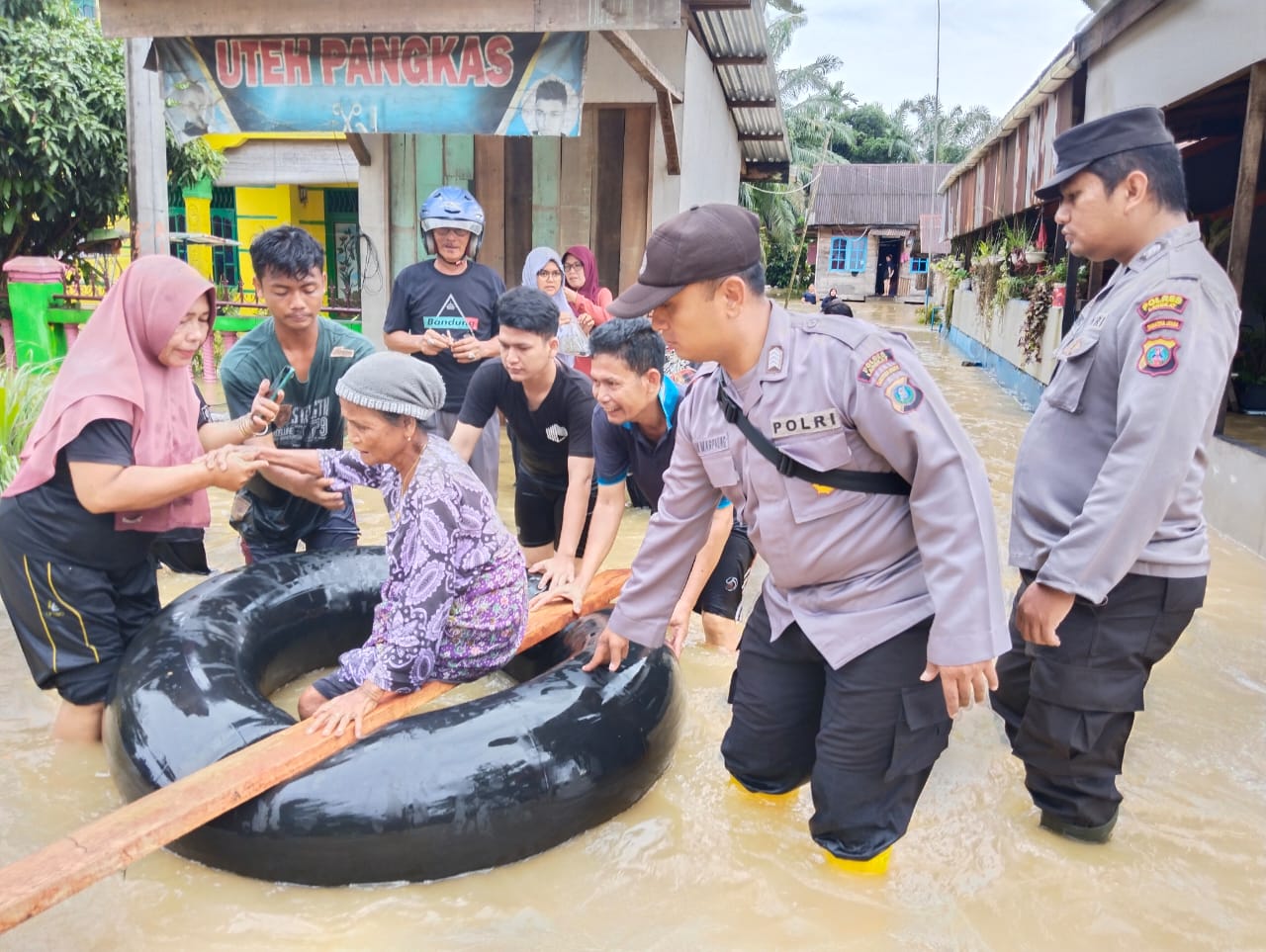 Kesigapan Anggota Polri Membantu Evakuasi Banjir Di Kecamatan Besitang Langkat