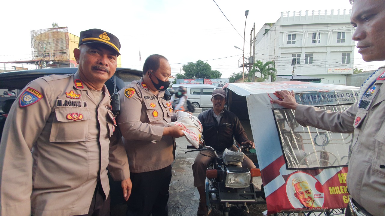 Meringankan Beban Warga Yang Kurang Mampu, Kapolsek Percut Seituan Bagikan Sembako