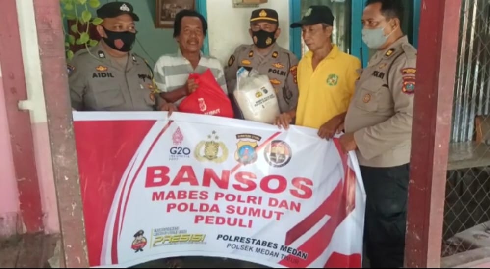 Kapolsek Medan Timur Bagikan Bantuan Sembako Dari Kapolri Kepada Warga Kurang Mampu