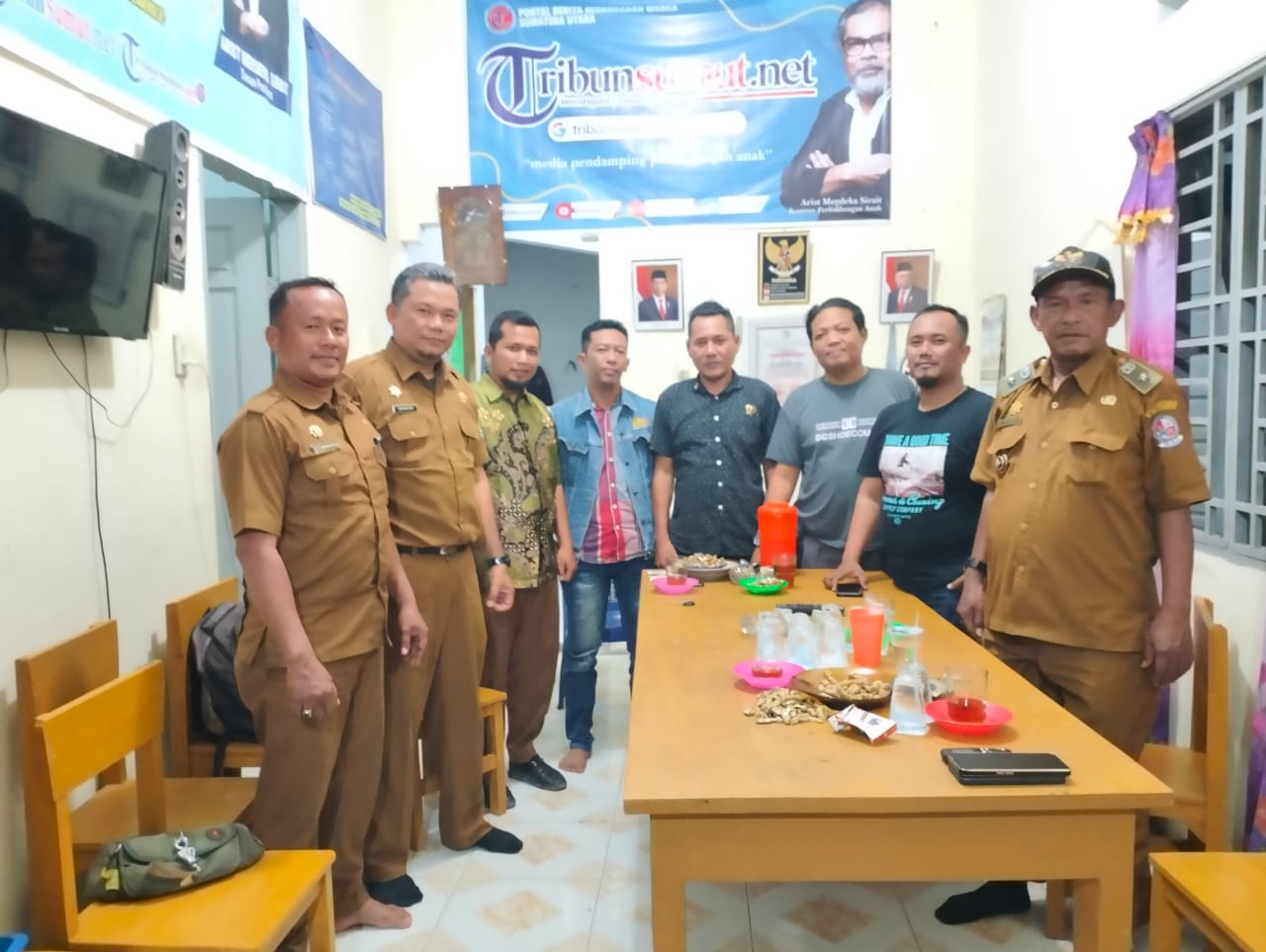 Temu Ramah dengan Wartawan, Sekcam Batang Kuis Didampingi 2 Kepala Desa