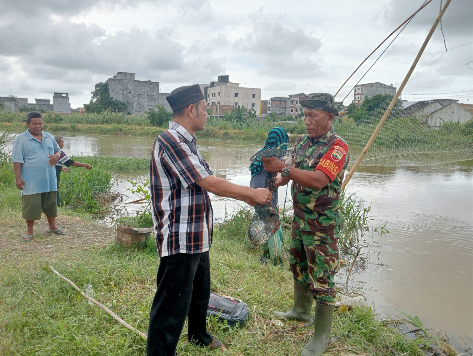 Pantau Korban Banjir, Pelda Usman Nawawi Babinsa Koramil 10/Sei Rampah Berikan Bantuan