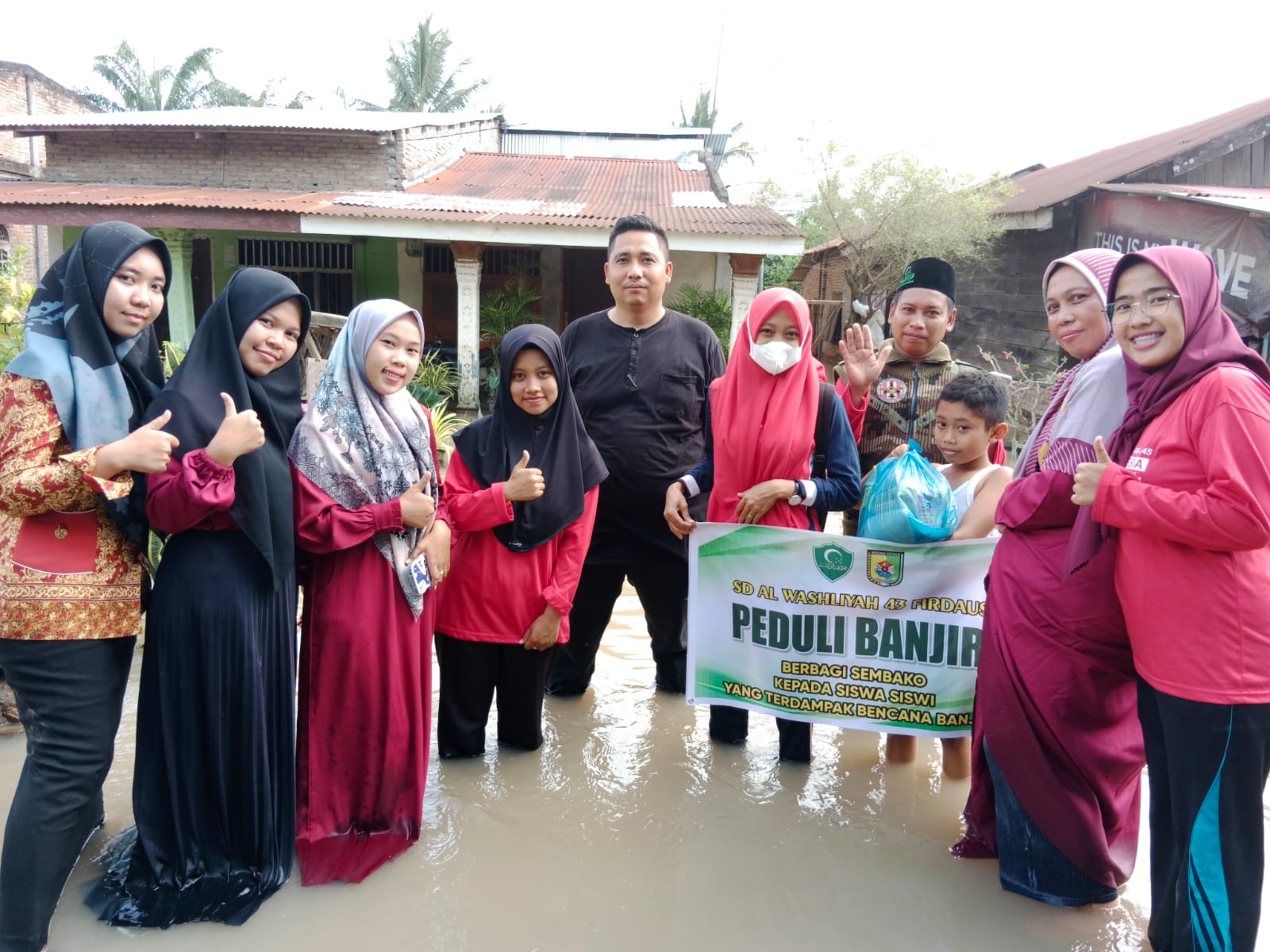 SD Al-Washliyah 43 Berbagi Sembako Kepada Siswa Siswi Terdampak Banjir