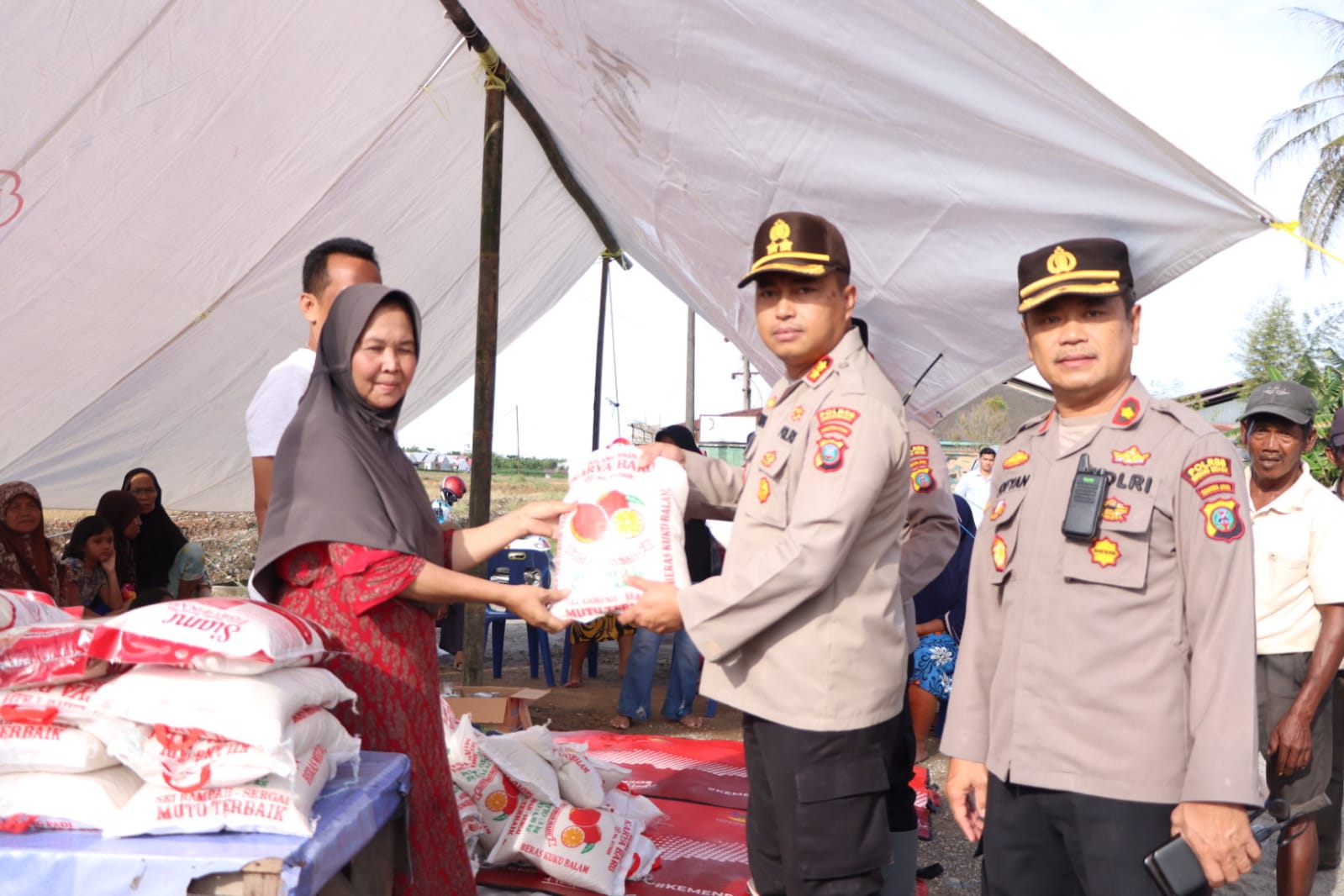 Kapolres Sergai Berikan Bantuan Beras Kepada Masyarakat Yang Terkena Dampak Banjir