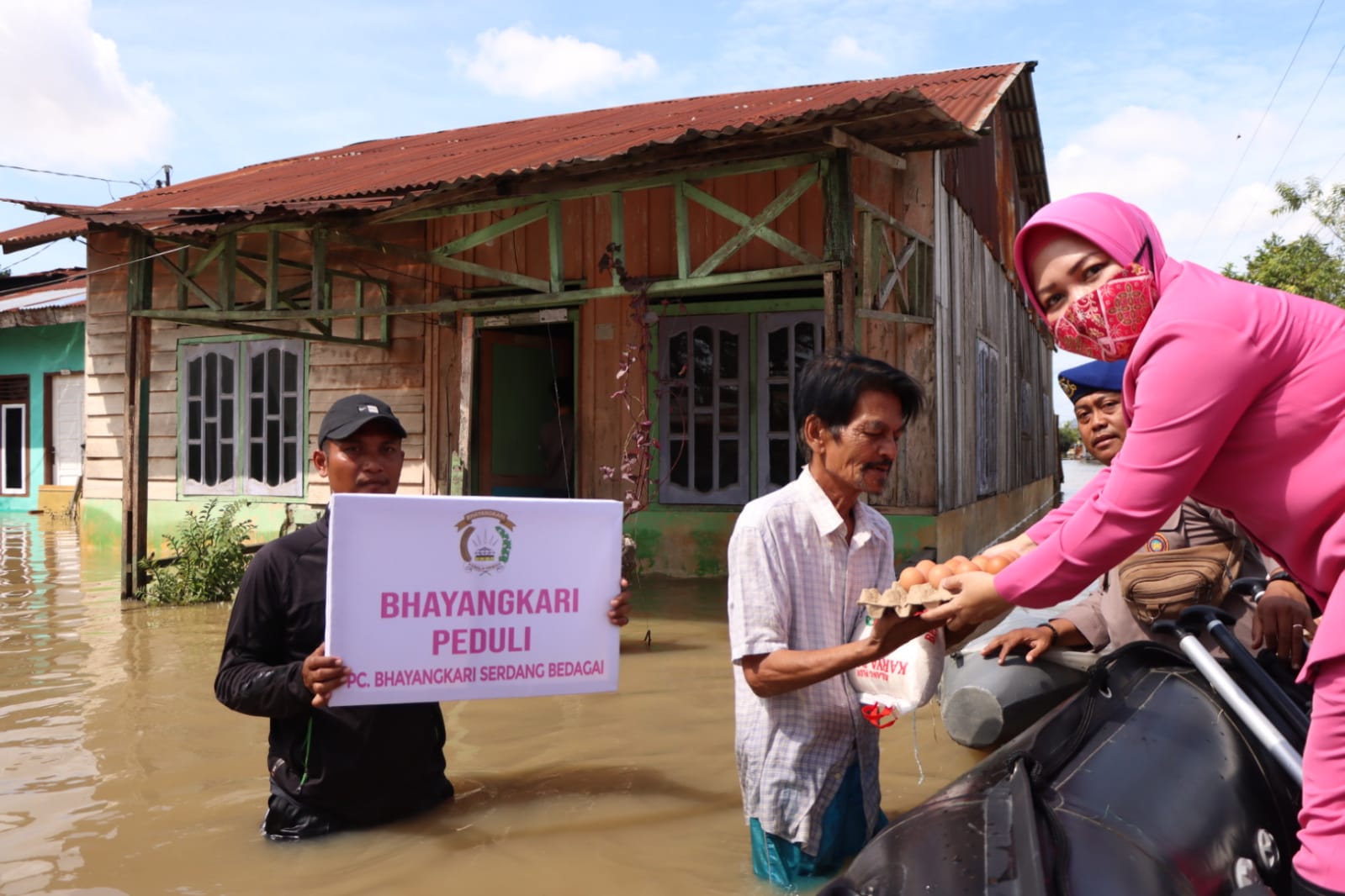Ketua Bhayangkari Sergai Berikan Bantuan Sembako Bagi Korban Banjir