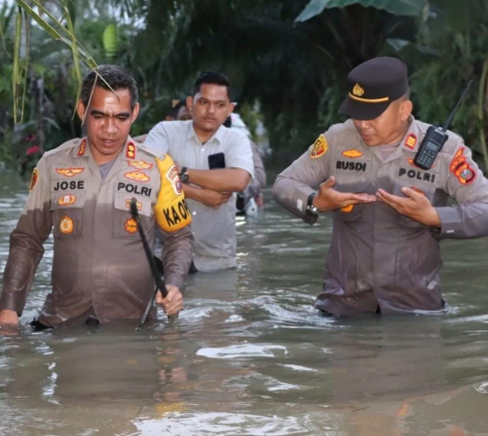 Terjang Lokasi Banjir, Kapolres Batu Bara Dirikan Dapur Umum Bagi Warga Terdampak Banjir