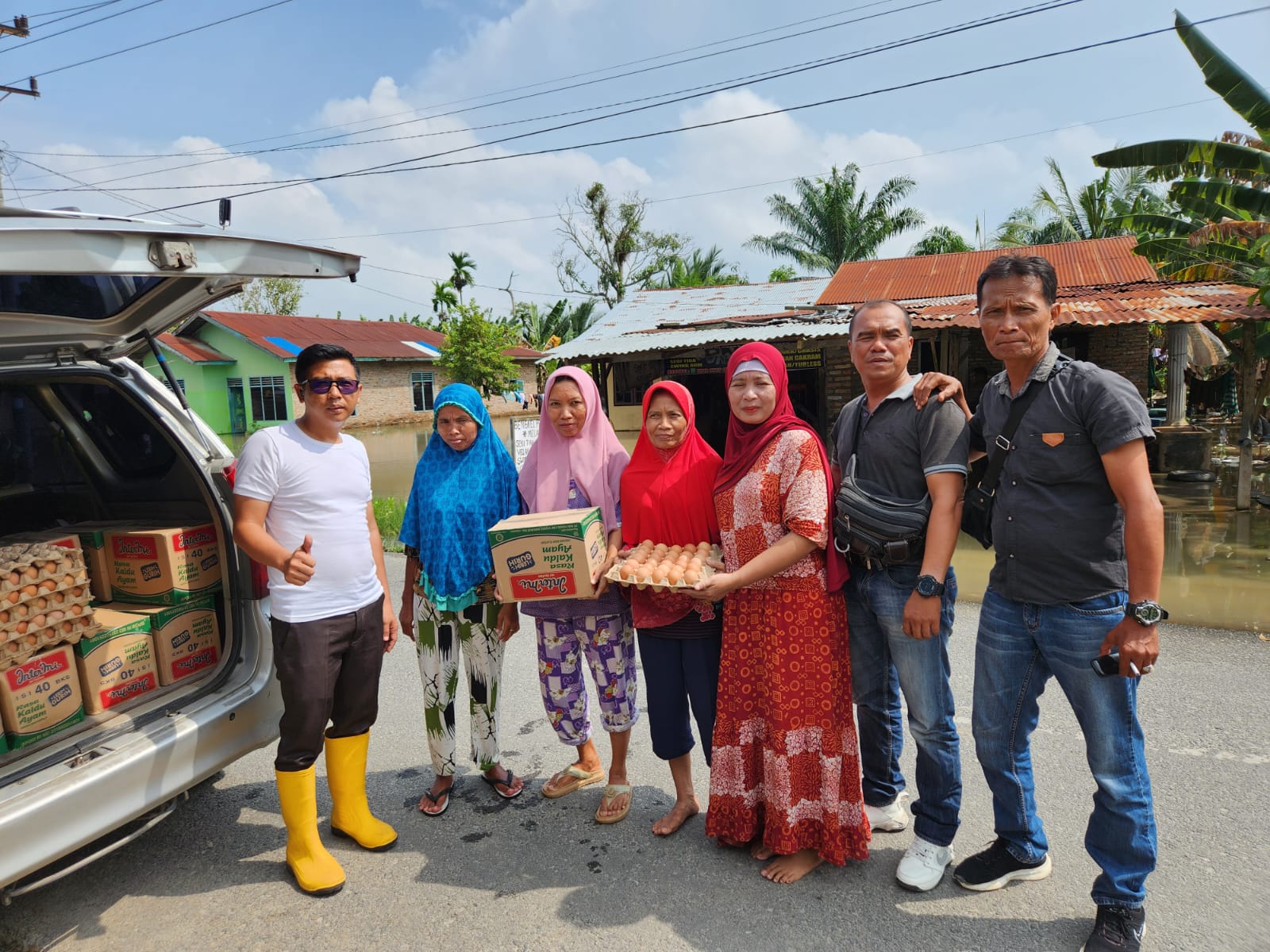 DPC PDI Perjuangan Sergai Salurkan Bantuan Sembako Kepada Korban Banjir
