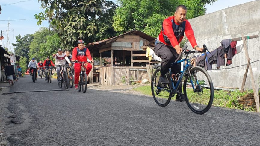 Bersama Ketua KONI, Sekcam Medan Deli Pimpin Gerakan Aparatur Bersepeda