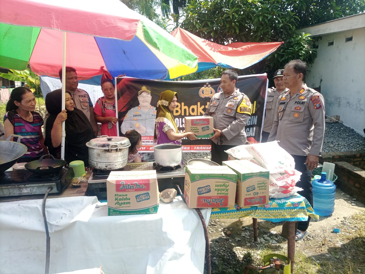 Polsek Tanjung Beringin Berikan Bantuan Sembako Kepada Masyarakat Korban Banjir