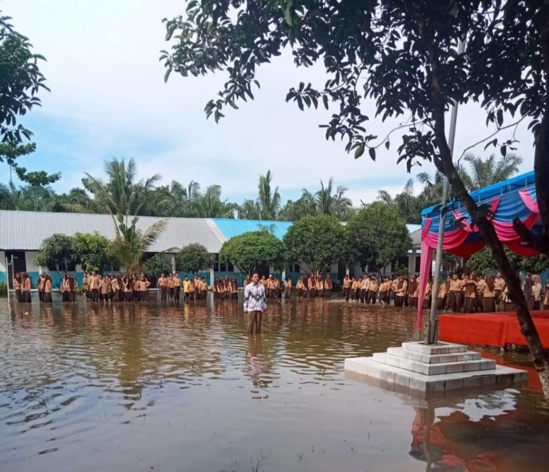 Situasi Banjir, Peringatan Hari Guru Di SMPN 2 Labuhan Deli Tetap Dilaksanakan