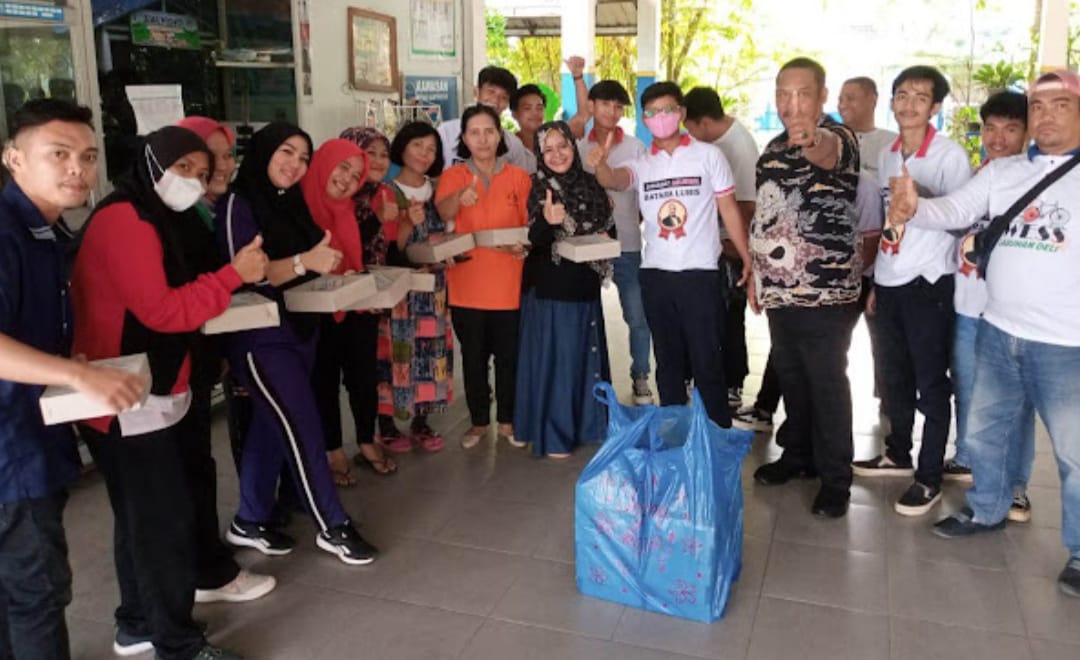 Sahabat Batara Lubis Berikan Nasi Kotak Kepada Guru