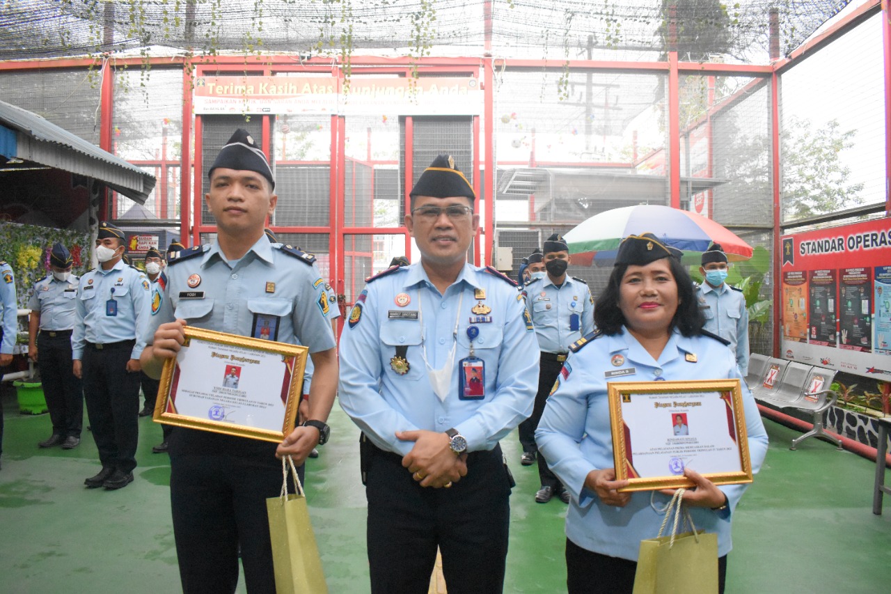 KA Rutan Kelas I Labuhan Deli Berikan Penghargaan Kepada Petugas Teladan Dan Pelayanan Terbaik