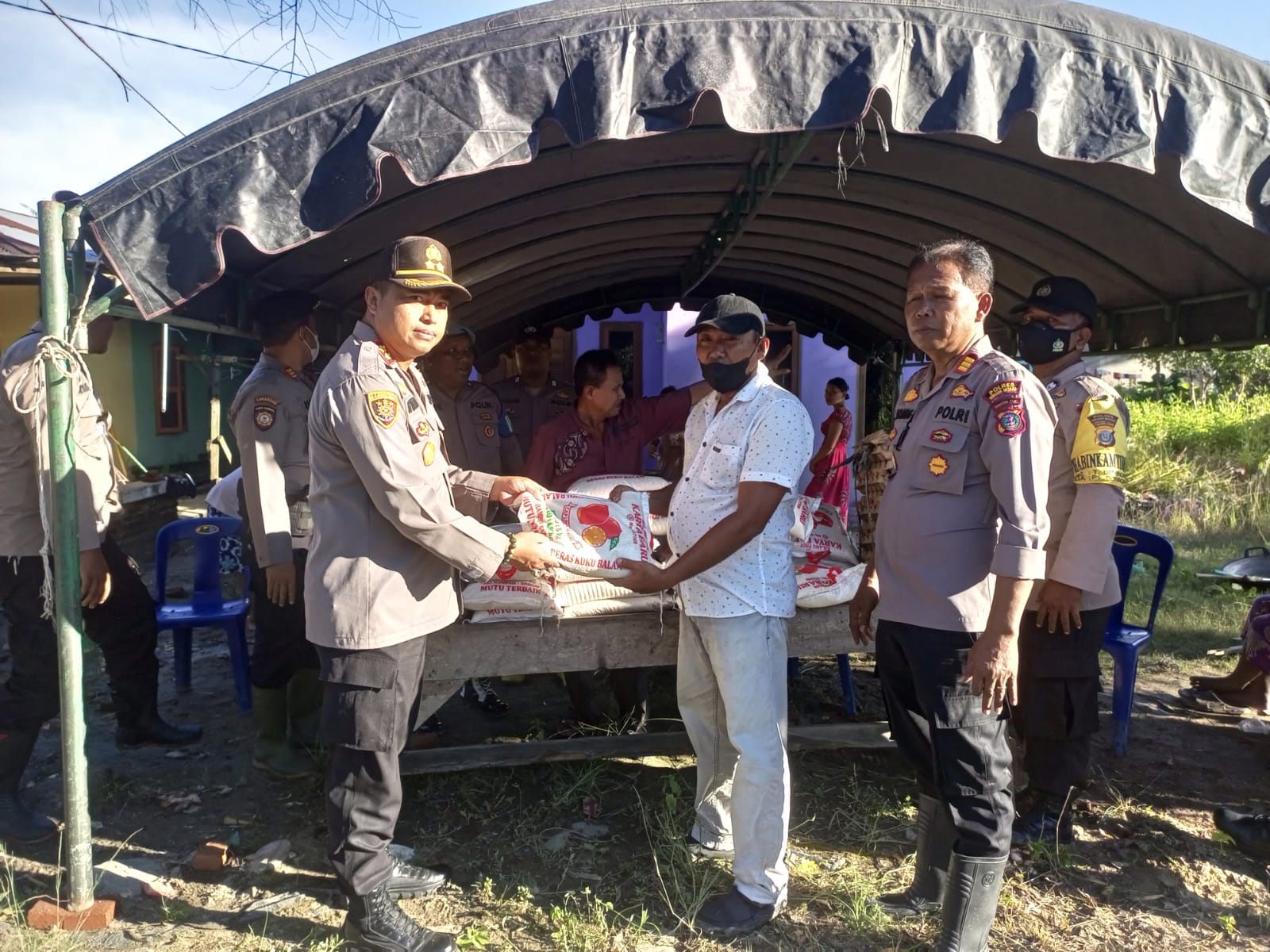 Kapolres Sergai Berikan Bantuan Sembako Korban Banjir Di Kecamatan Tanjung Beringin