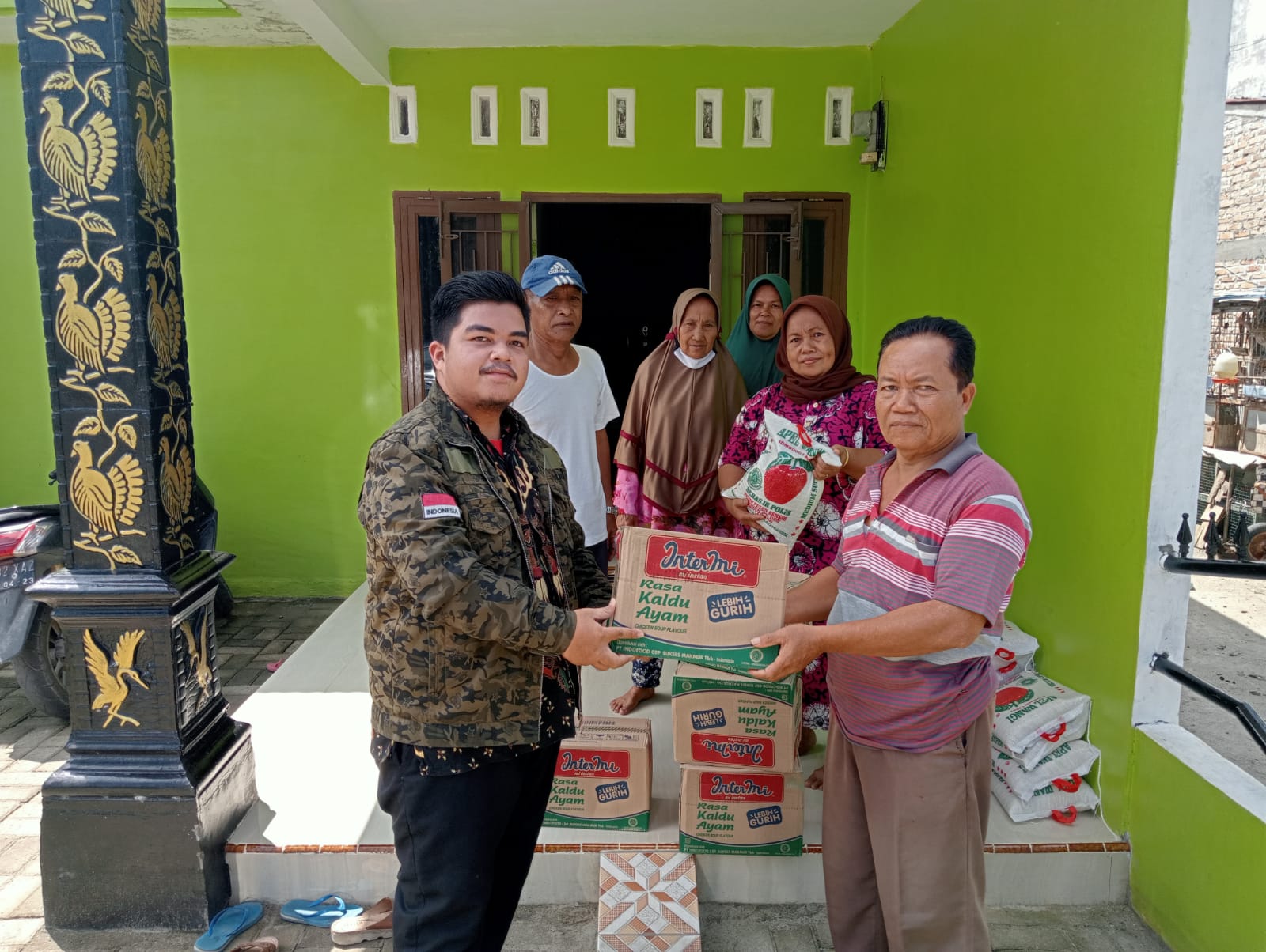 Wakil Ketua DPC PDI Perjuangan Sergai Berikan Bantuan Paket Sembako Di Kecamatan Sei Rampah
