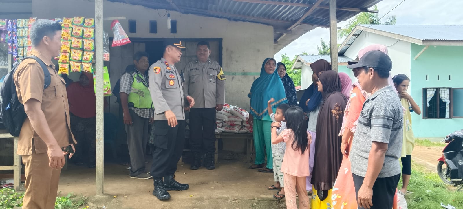 Wakapolres Sergai Berikan Bantuan Beras Kepada Masyarakat Kurang Mampu