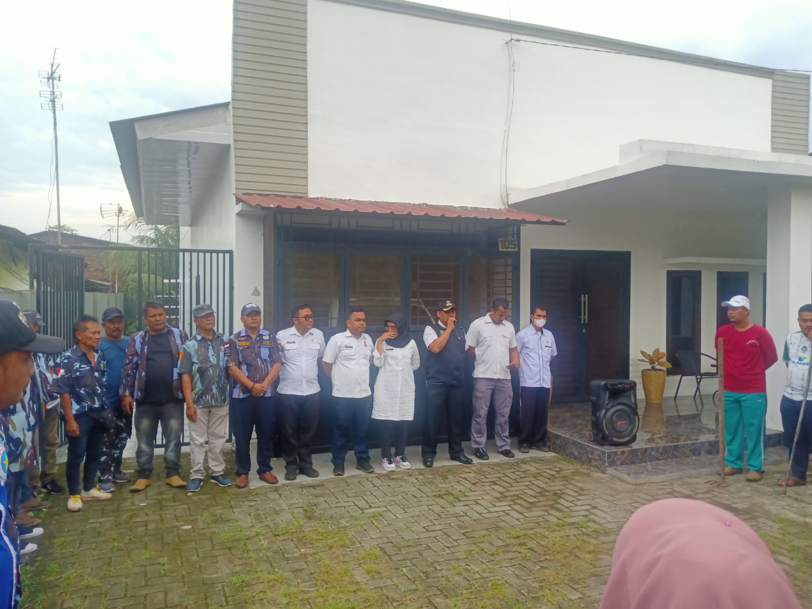 Mewakili Camat, Sekcam Medan Deli Pimpin Kegiatan Gotong Royong Massal