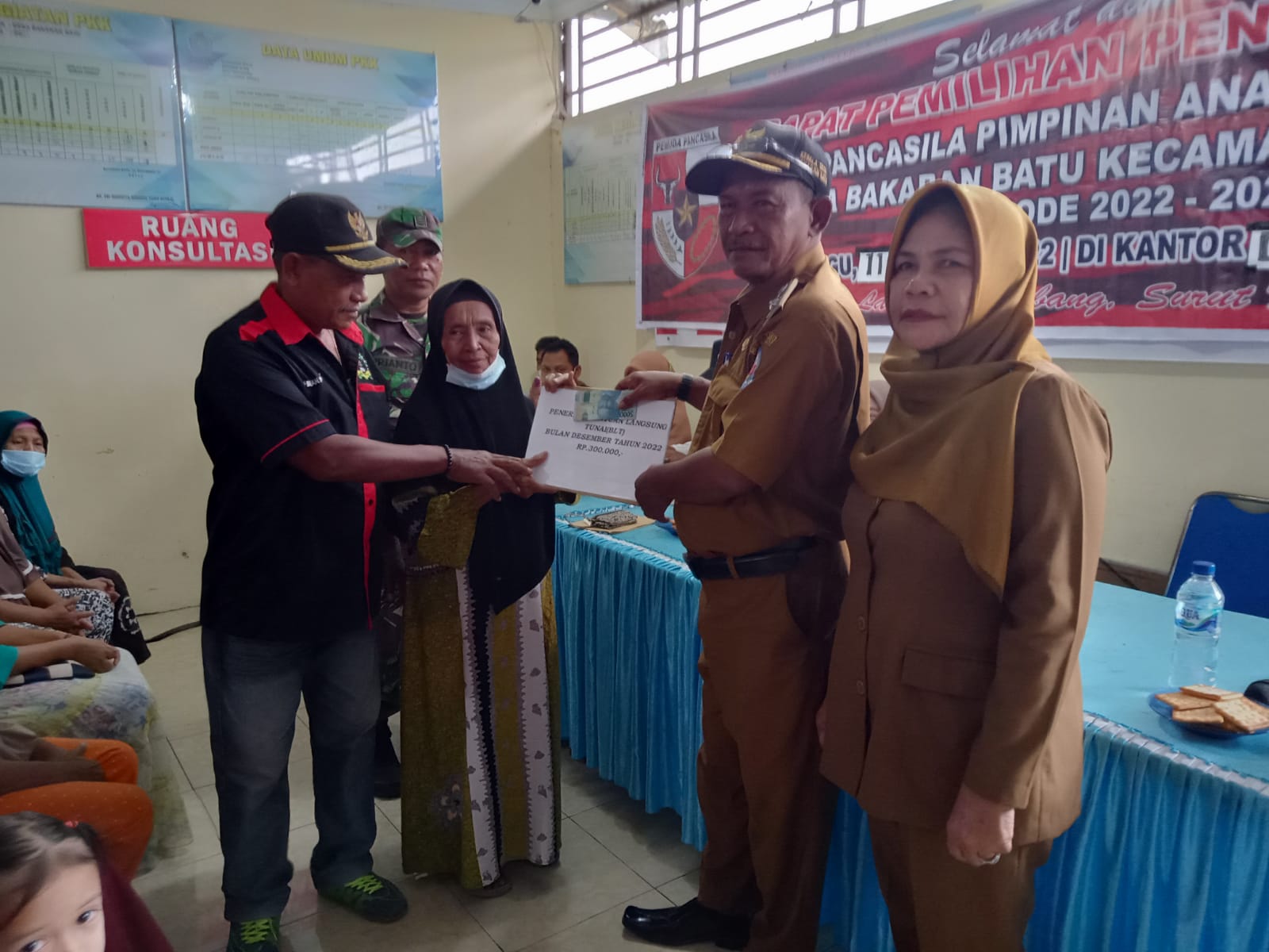 Pemdes Bakaran Batu Salurkan Bantuan Langsung Tunai (BLT) Periode Desember Tahun 2022