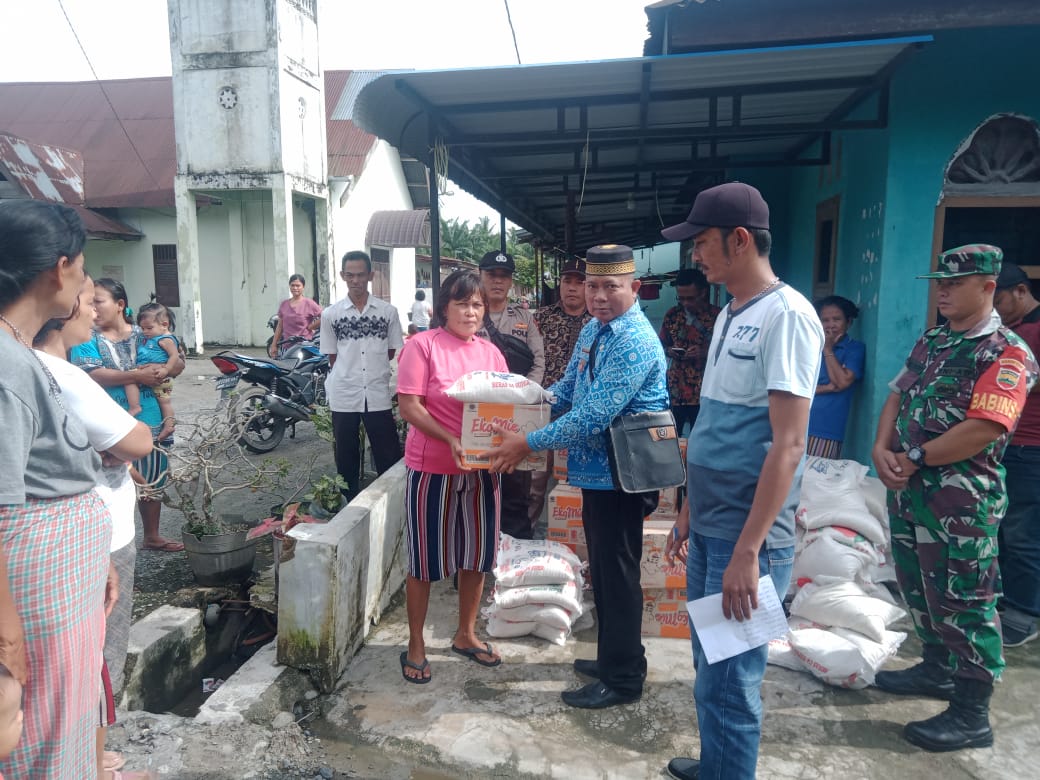 Kades Makmur Berikan Bantuan Paket Sembako Kepada Warga Korban Banjir