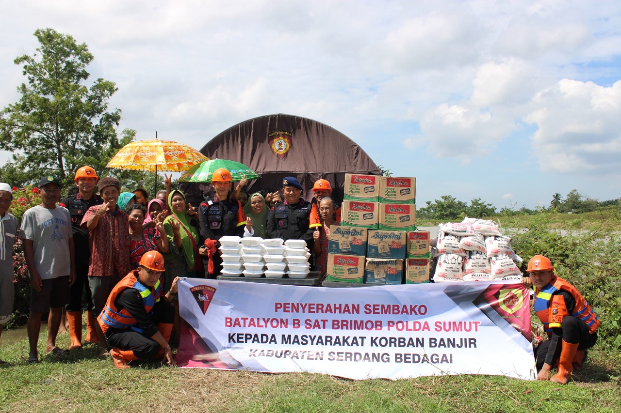 Danyon B Brimob Polda Sumut Salurkan Sembako dan Obat-Obatan Kepada Warga Terdampak Banjir di Sei Rampah