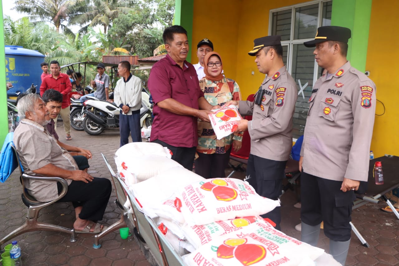 Kapolres Sergai Berikan Bantuan 50 Karung Beras Kepada Korban Banjir