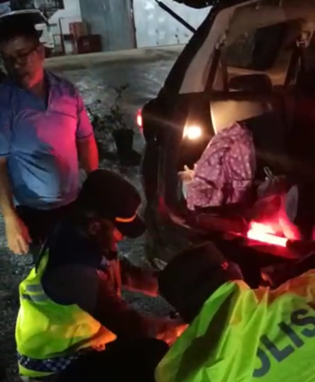 Sigap Petugas Pos Yan II Pintu Tol Indrapura, Bantu Pemudik Alami Pecah Ban