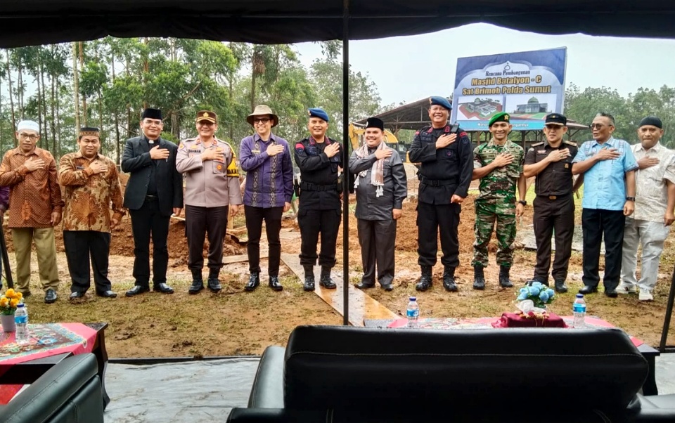 Dansat Brimob Poldasu Meletakkan Batu Pertama Pembangunan Masjid Batalyon C